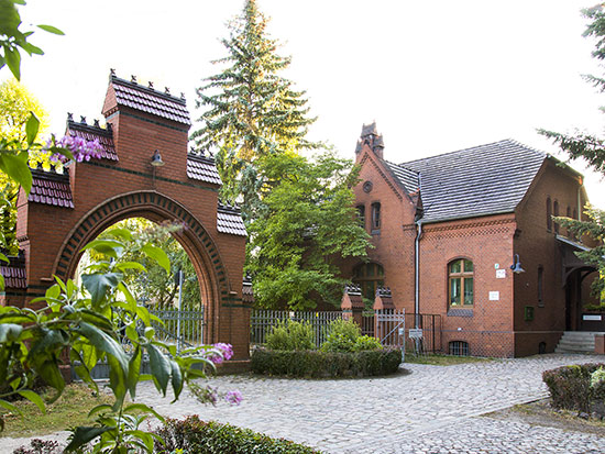 Eingang und Haus der Friedhofsverwaltung &copy; H. Wächter