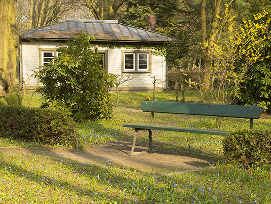 Das beheizbare Wartehäuschen unweit der Kapelle &copy; H. Wächter