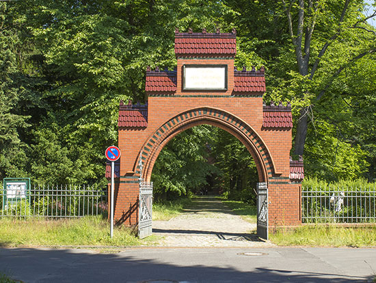 Das Eingangstor und die Allee zur Kapelle &copy; H. Wächter