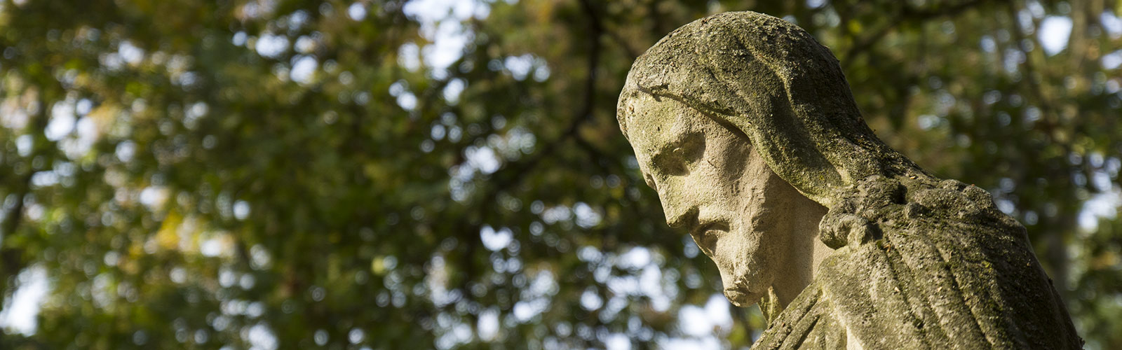 Herbstimpression, Detail der Christusstatue innerhalb des Ehrenrondells für Opfer des 1. Weltkriegs &copy; H. Wächter