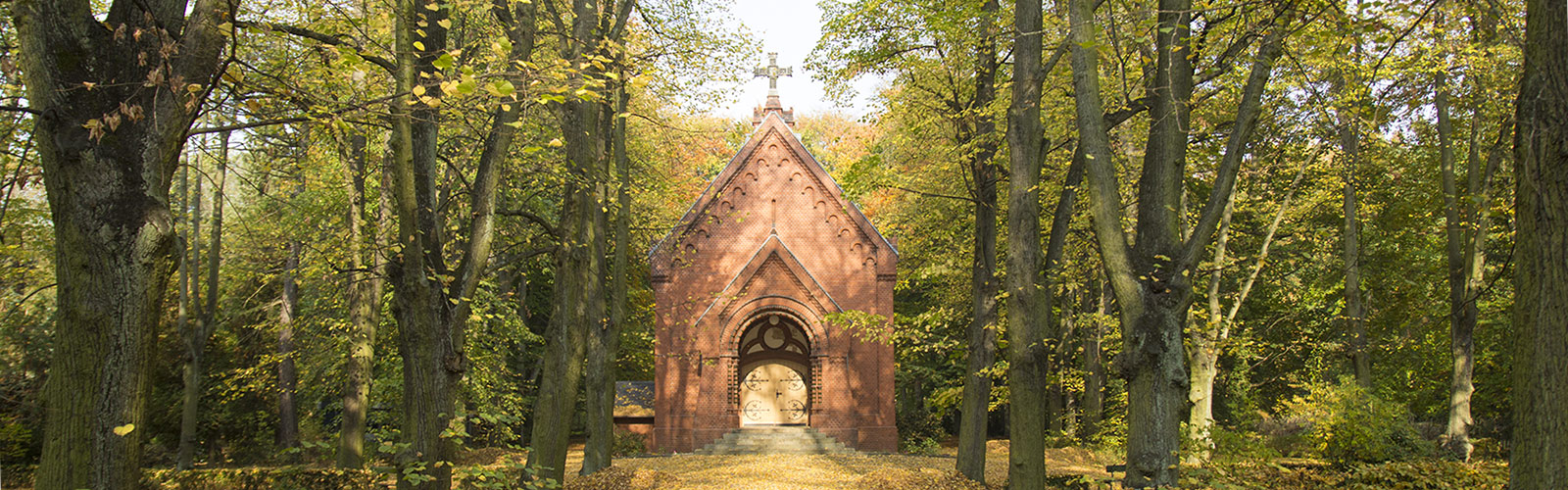 Blick zur Kapelle, die Allee im Herbst &copy; H. Wächter